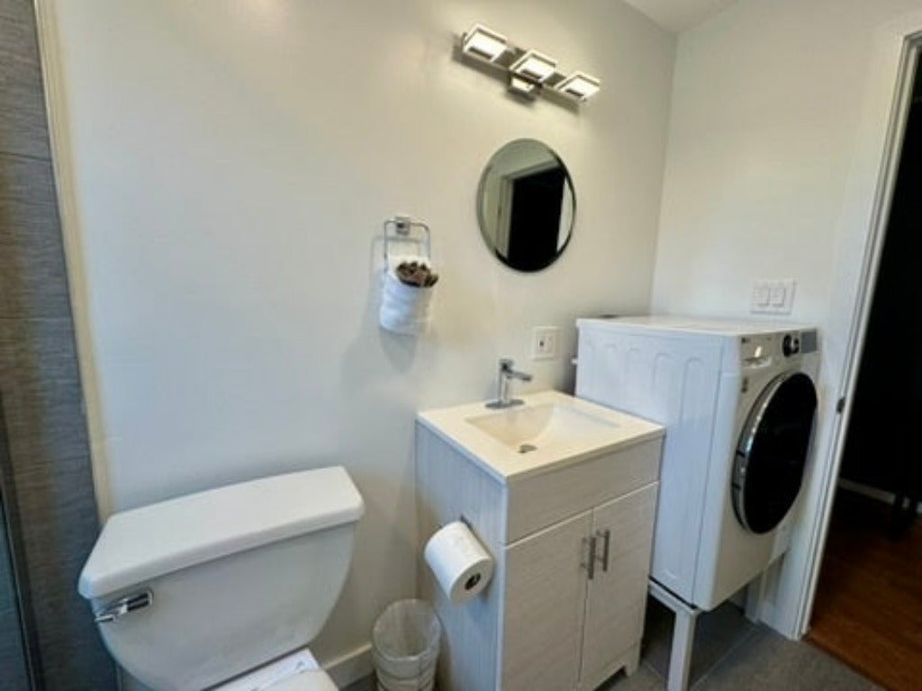 Terrific 1 Bedroom Apartment with Nook